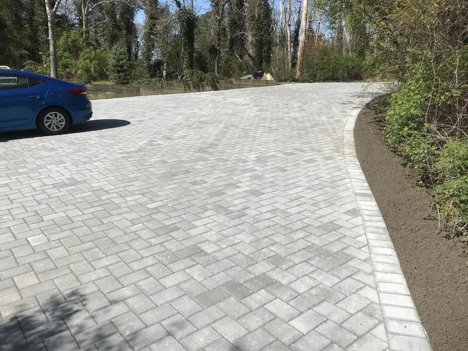 Paver driveway in grey